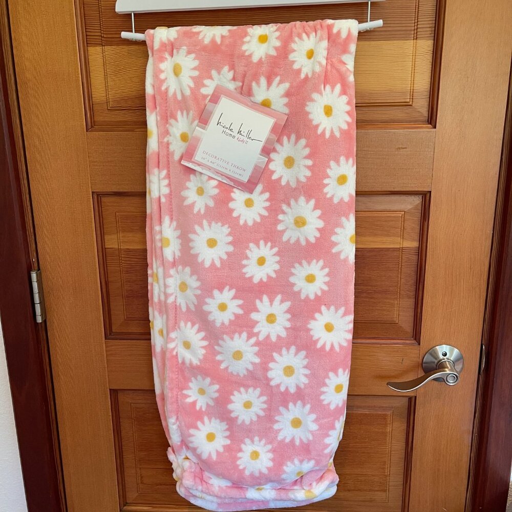 CLOSET CLOSE OUT SALE - Nicole Miller Daisy Throw 50X60 - NWT